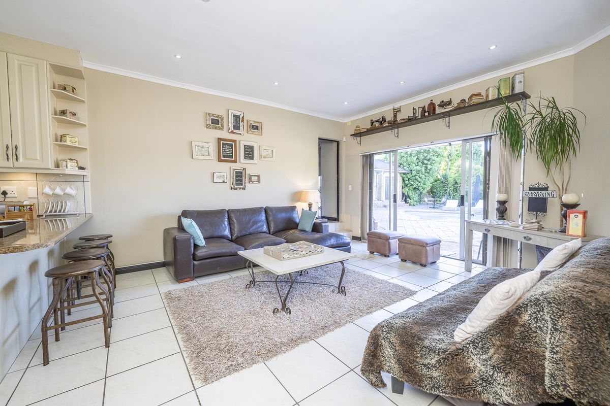Stunning 7 Bedroom Home in Durbanvile, Eversdal - Photo 4