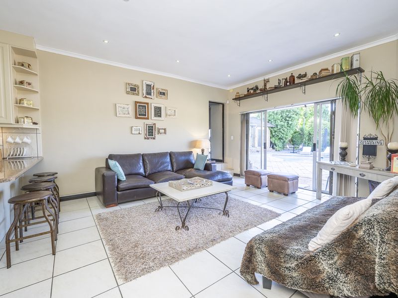 Stunning 7 Bedroom Home in Durbanvile, Eversdal - Photo 4