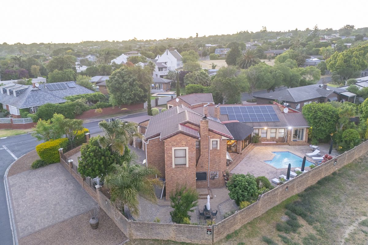Stunning 7 Bedroom Home in Durbanvile, Eversdal - Photo 2