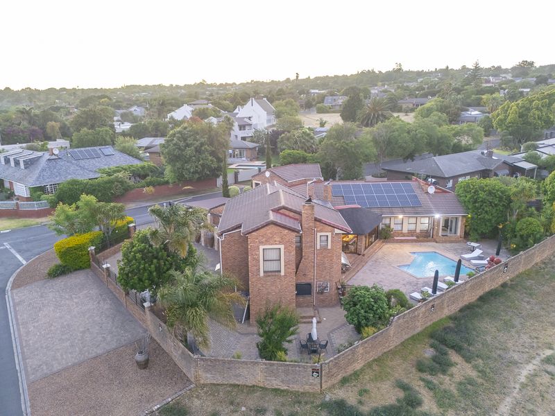 Stunning 7 Bedroom Home in Durbanvile, Eversdal - Photo 2