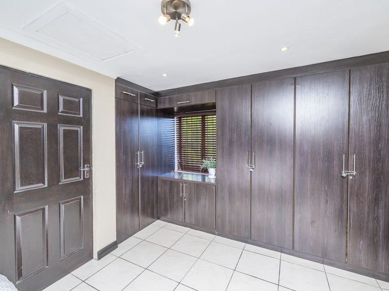 Stunning 7 Bedroom Home in Durbanvile, Eversdal - Photo 10
