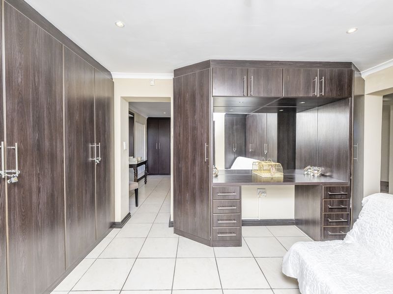 Stunning 7 Bedroom Home in Durbanvile, Eversdal - Photo 9