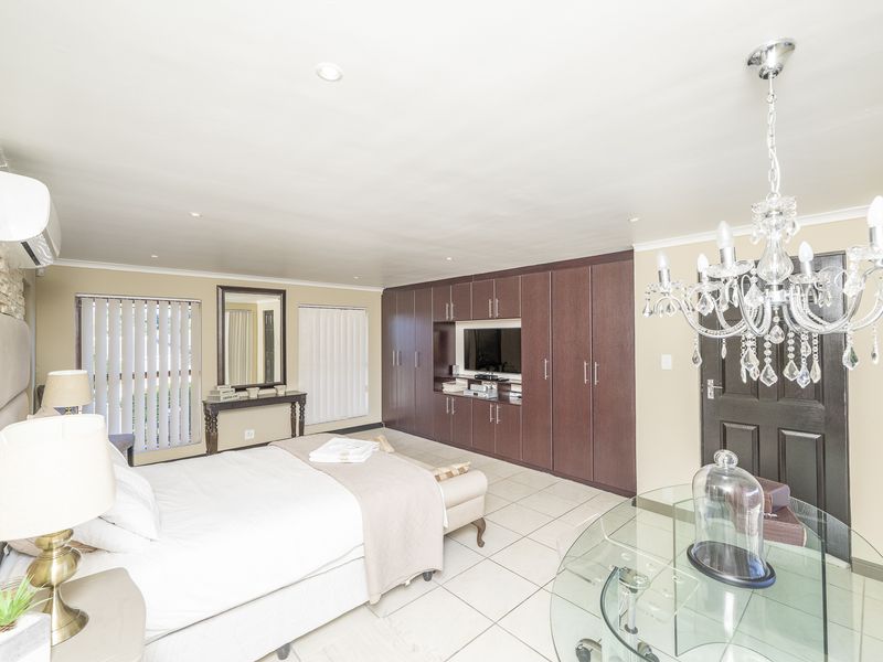 Stunning 7 Bedroom Home in Durbanvile, Eversdal - Photo 8