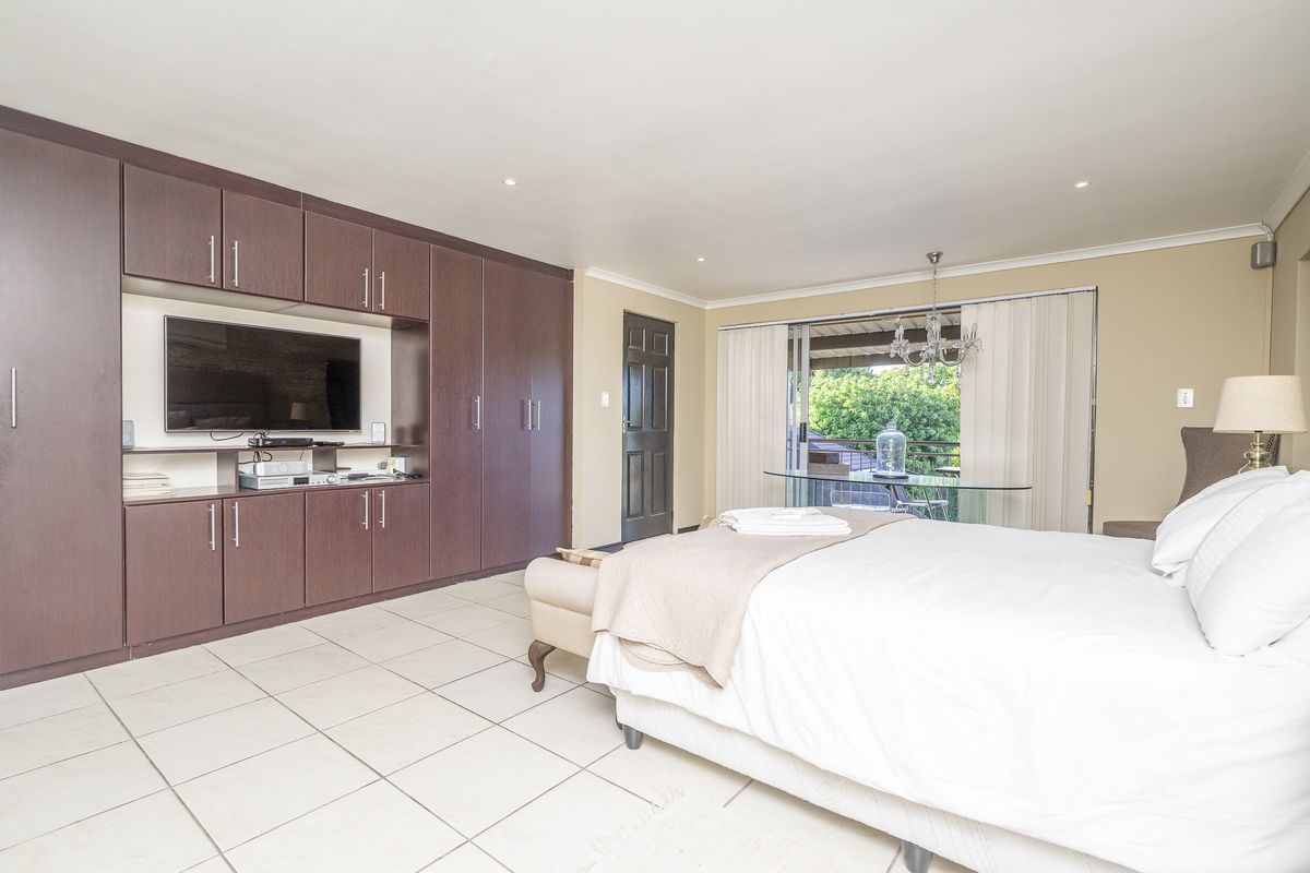 Stunning 7 Bedroom Home in Durbanvile, Eversdal - Photo 5