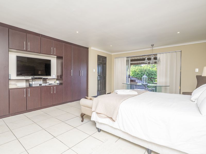 Stunning 7 Bedroom Home in Durbanvile, Eversdal - Photo 5