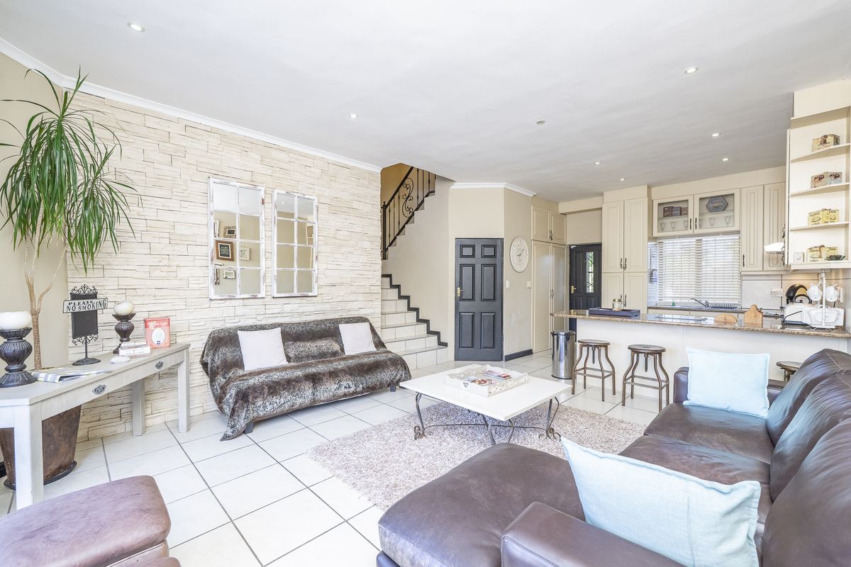 Stunning 7 Bedroom Home in Durbanvile, Eversdal - Photo 3