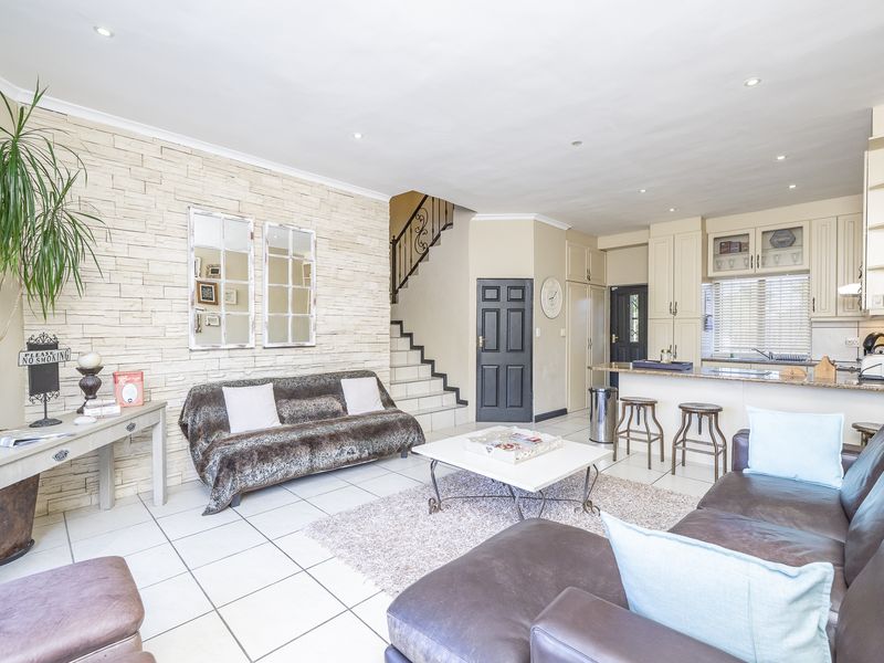 Stunning 7 Bedroom Home in Durbanvile, Eversdal - Photo 3