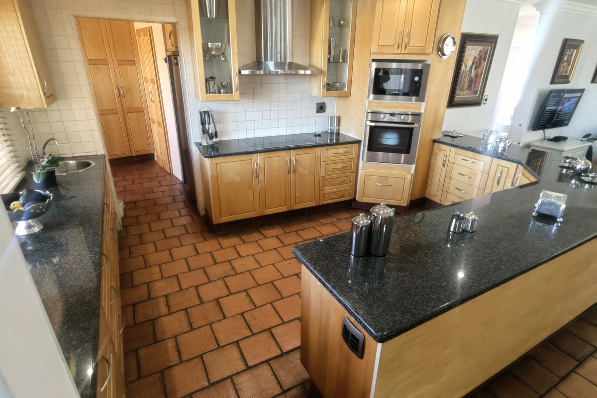 Upmarket oasis.. With entertainment area build in braai with pool. neat as a pin. - Photo 5