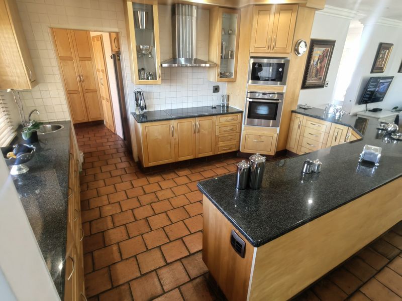 Upmarket oasis.. With entertainment area build in braai with pool. neat as a pin. - Photo 5