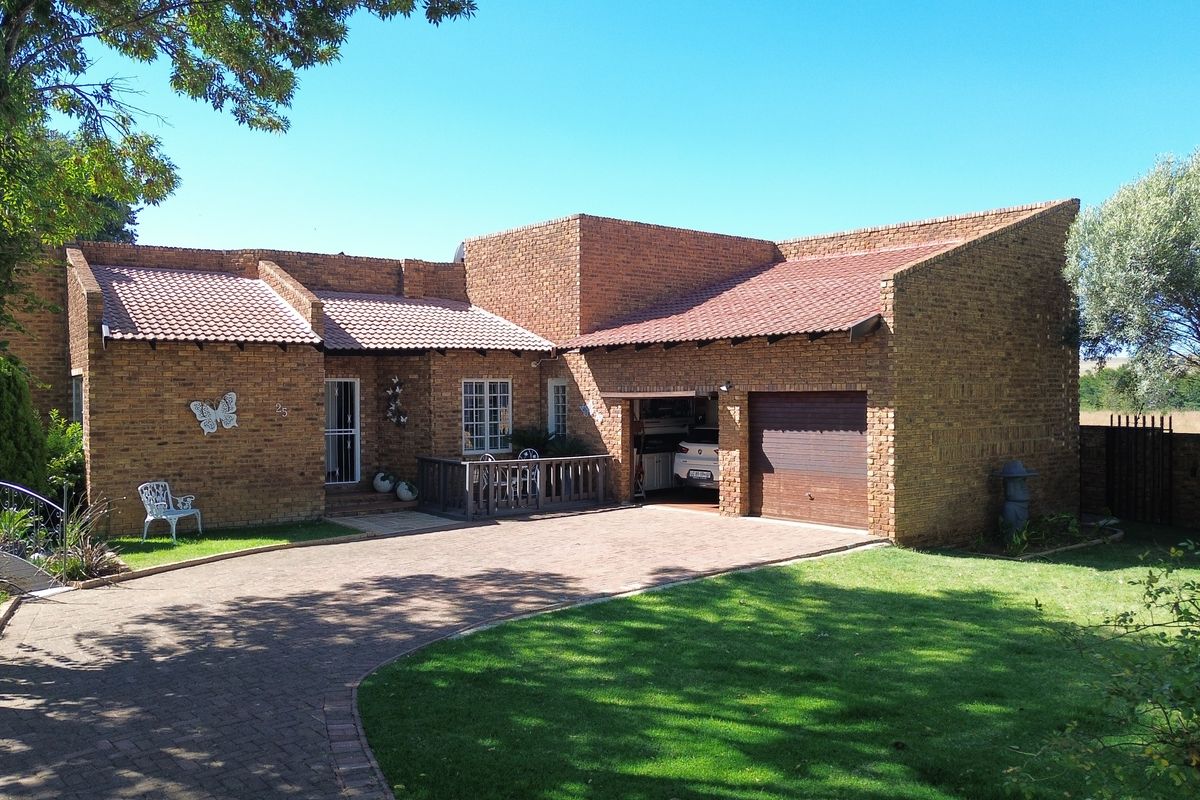 Upmarket oasis.. With entertainment area build in braai with pool. neat as a pin. - Photo 2