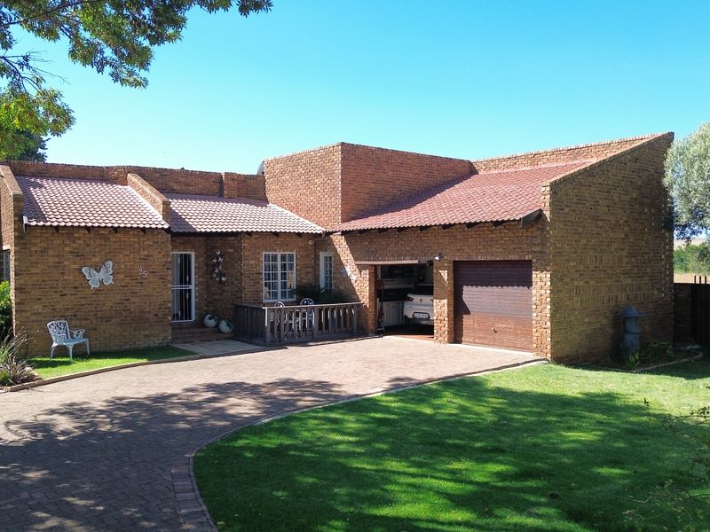 Upmarket oasis.. With entertainment area build in braai with pool. neat as a pin. - Photo 2