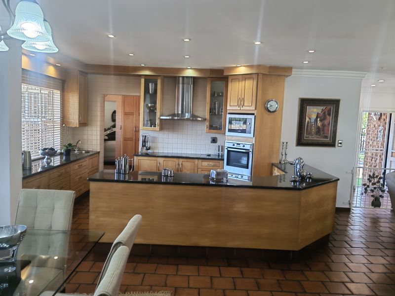 Upmarket oasis.. With entertainment area build in braai with pool. neat as a pin. - Photo 10