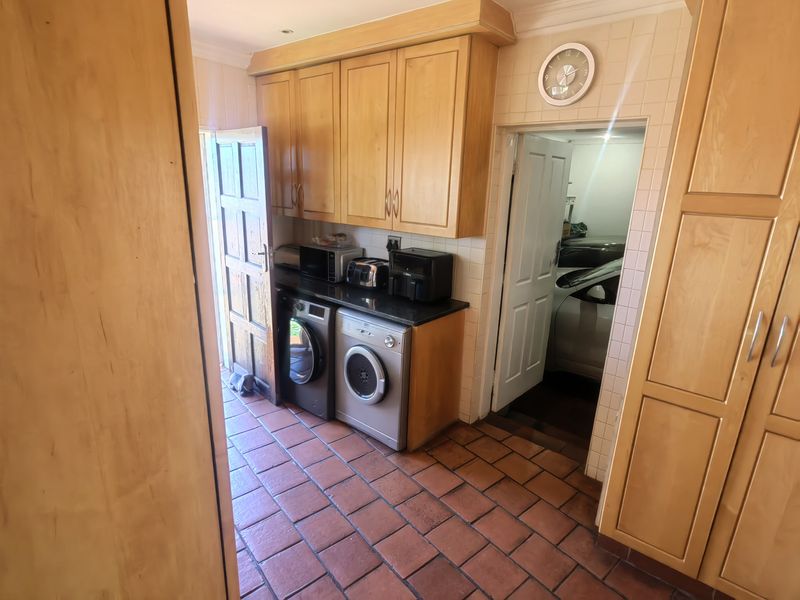 Upmarket oasis.. With entertainment area build in braai with pool. neat as a pin. - Photo 7