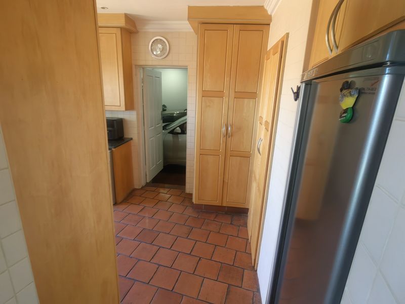 Upmarket oasis.. With entertainment area build in braai with pool. neat as a pin. - Photo 6