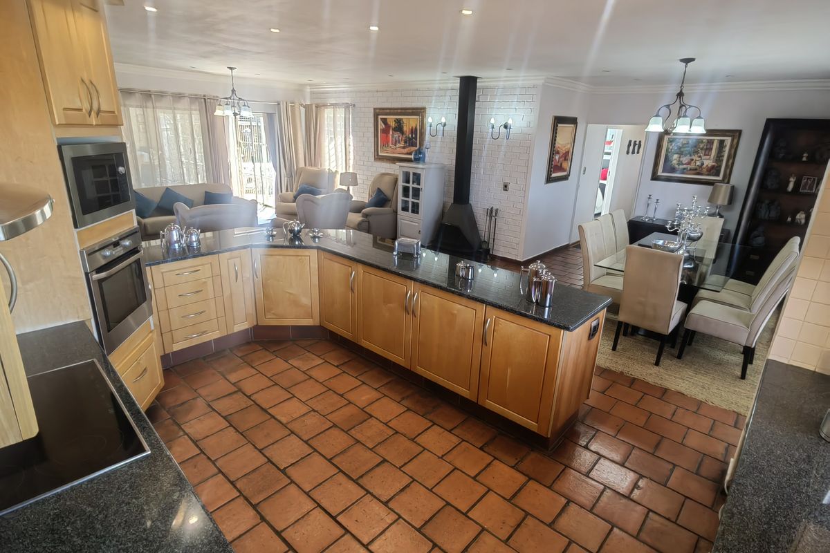 Upmarket oasis.. With entertainment area build in braai with pool. neat as a pin. - Photo 3