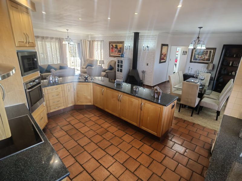 Upmarket oasis.. With entertainment area build in braai with pool. neat as a pin. - Photo 3