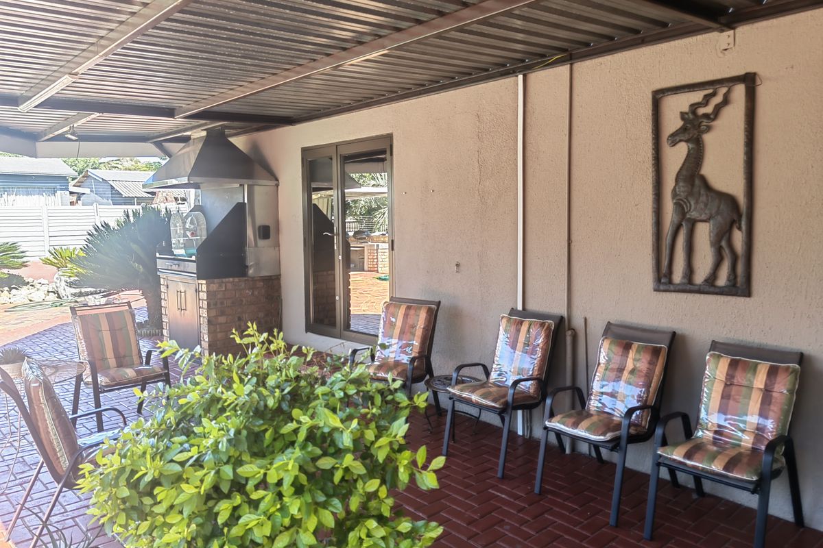 Investment oppertunity alert.  3 bed home with 2 flatlets - Photo 3