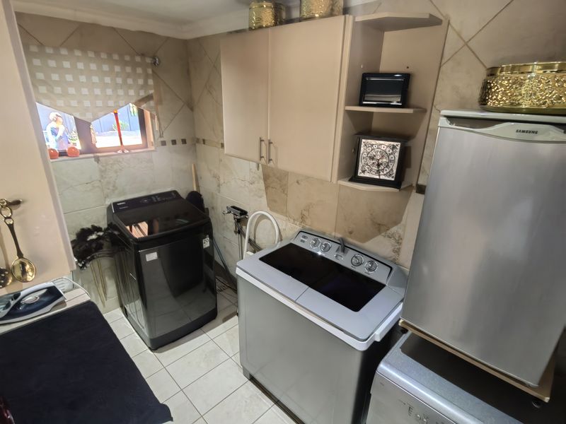 Investment oppertunity alert.  3 bed home with 2 flatlets - Photo 10