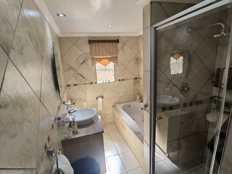 Investment oppertunity alert.  3 bed home with 2 flatlets - Photo 7