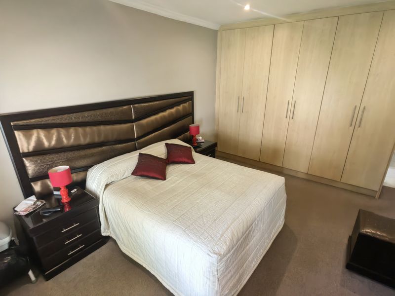 Investment oppertunity alert.  3 bed home with 2 flatlets - Photo 6