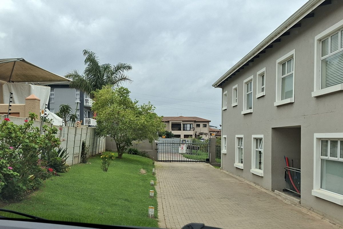 Easy Living - Photo 2