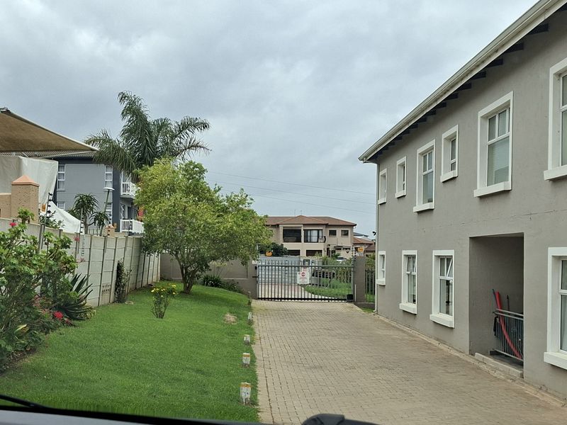 Easy Living - Photo 2