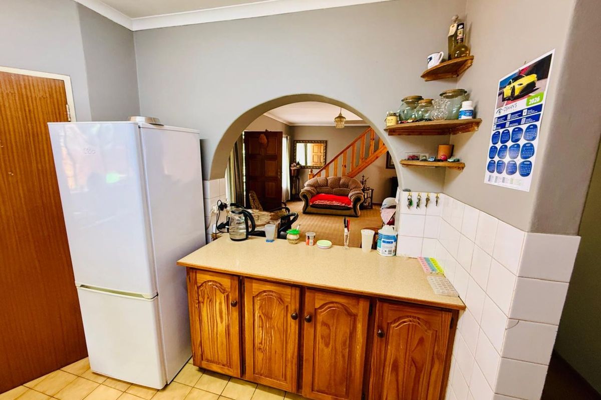 Spacious Family Retreat with Versatile Living & Income Potential - Photo 3