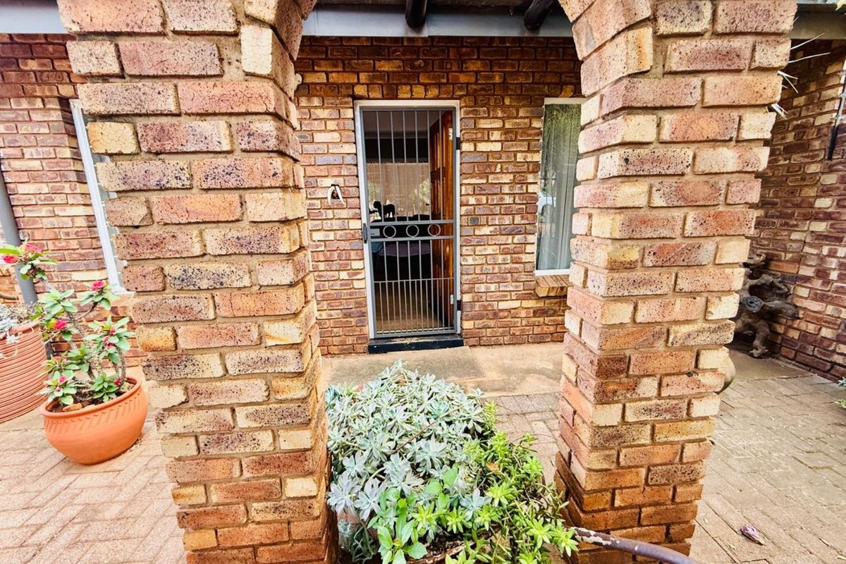 Spacious Family Retreat with Versatile Living & Income Potential - Photo 2