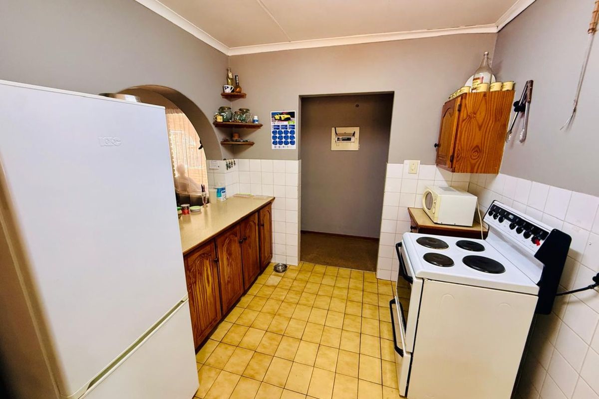 Spacious Family Retreat with Versatile Living & Income Potential - Photo 4