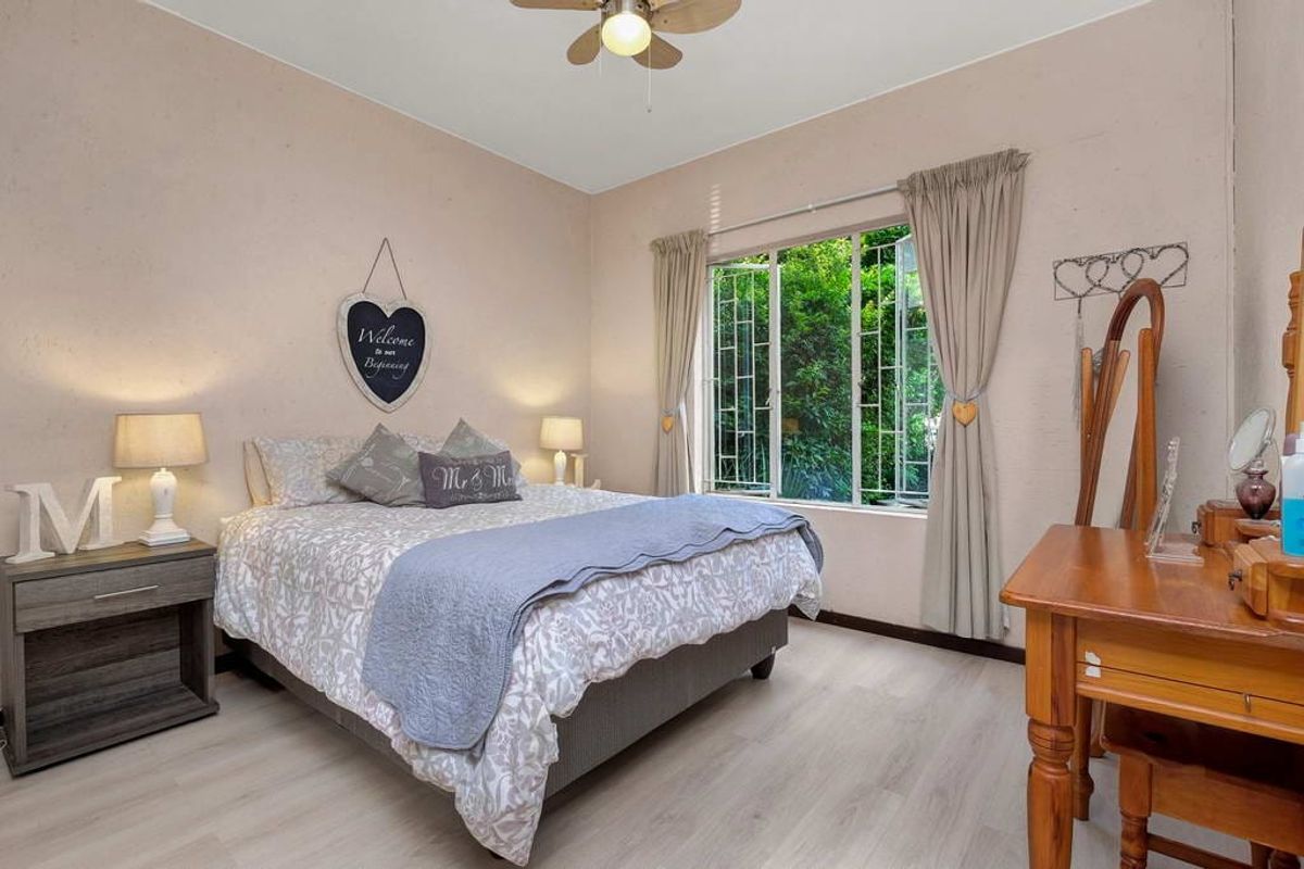 Modern 3-Bedroom Duplex in a Sought-After Greenstone Complex - Photo 5