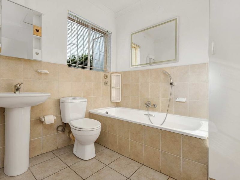 Modern 3-Bedroom Duplex in a Sought-After Greenstone Complex - Photo 6