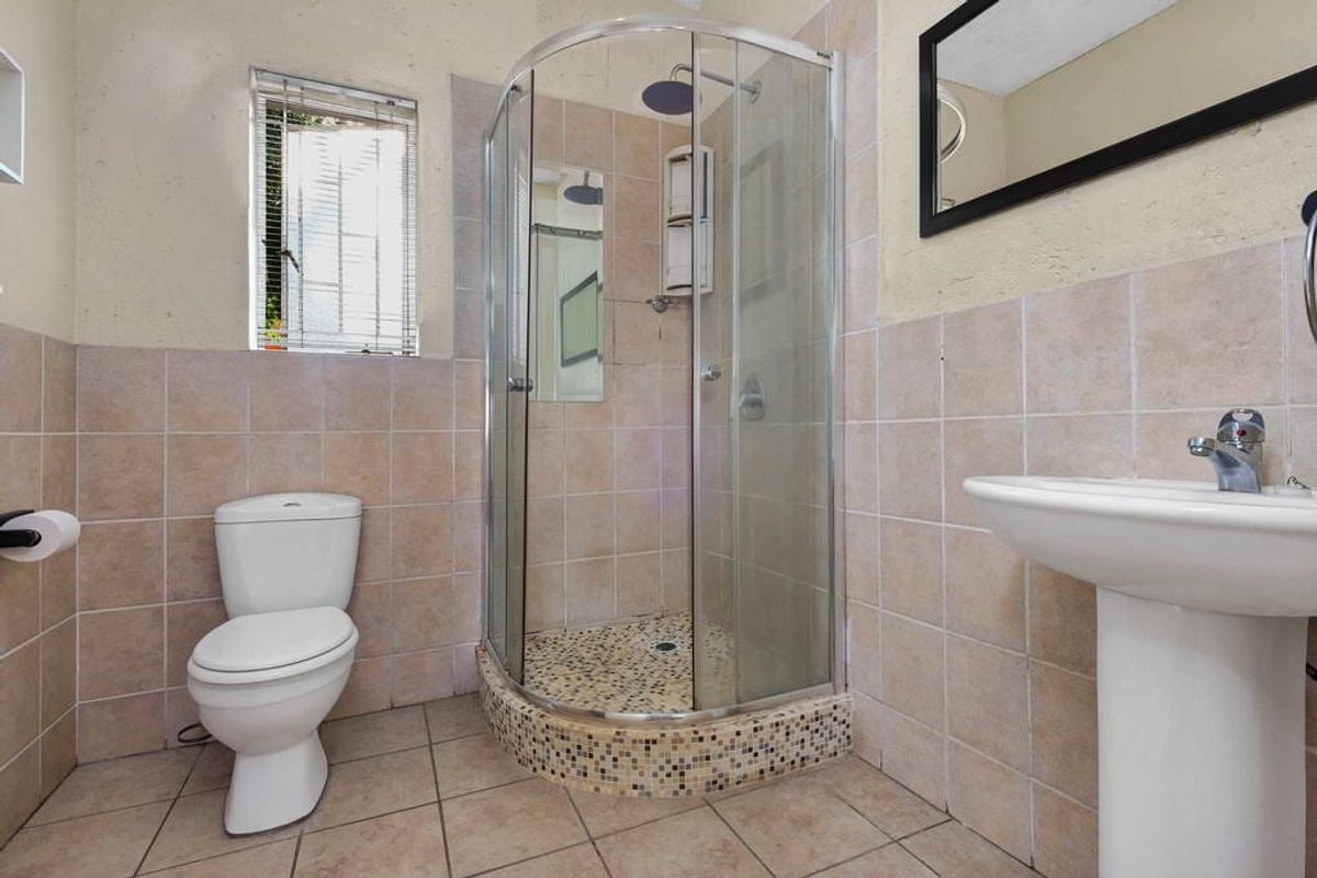 Modern 3-Bedroom Duplex in a Sought-After Greenstone Complex - Photo 4