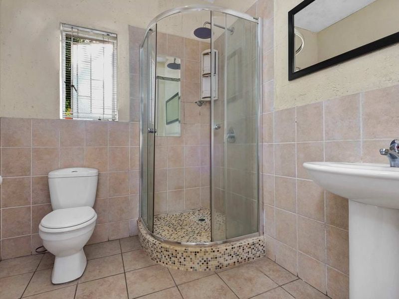 Modern 3-Bedroom Duplex in a Sought-After Greenstone Complex - Photo 4