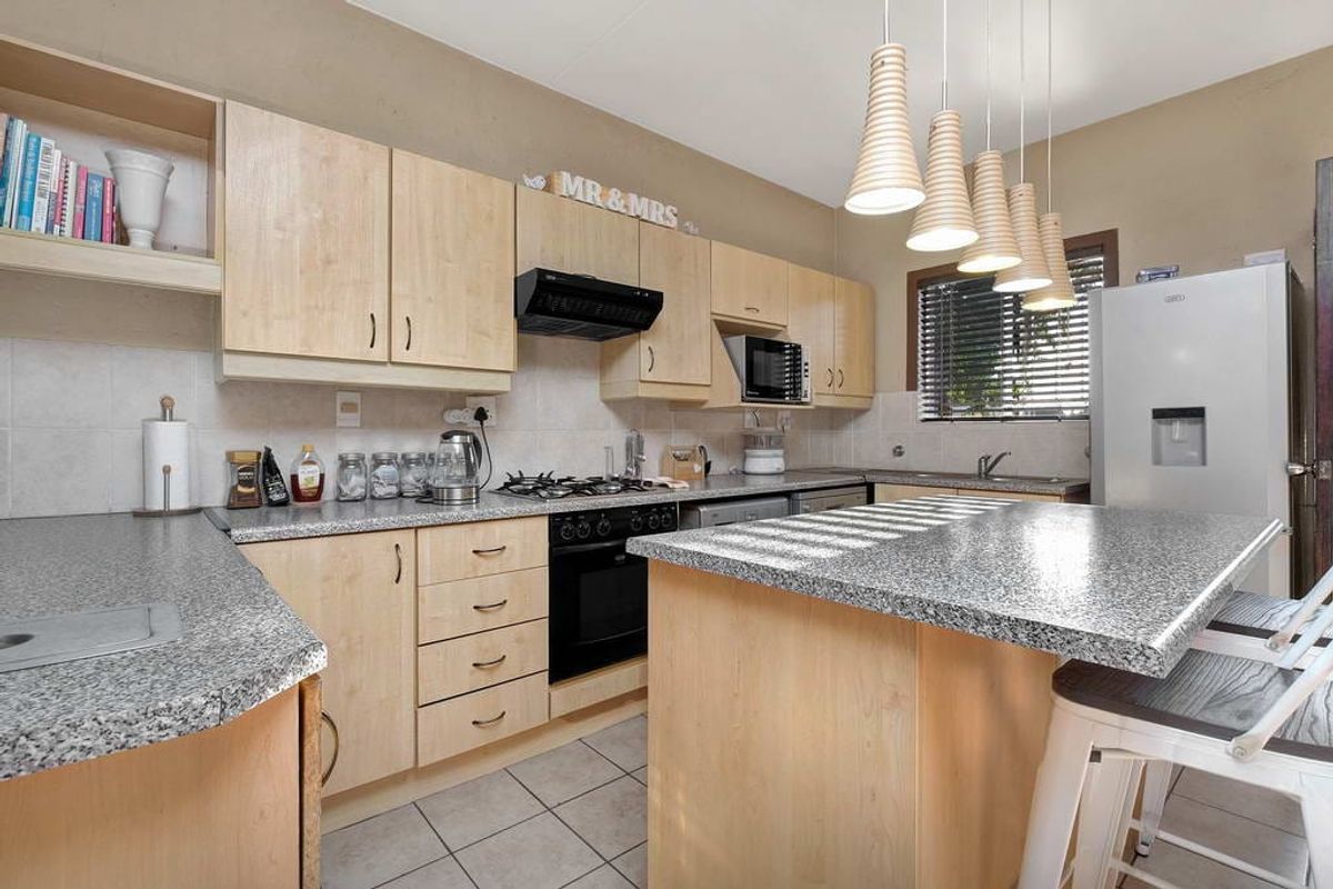 Modern 3-Bedroom Duplex in a Sought-After Greenstone Complex - Photo 2