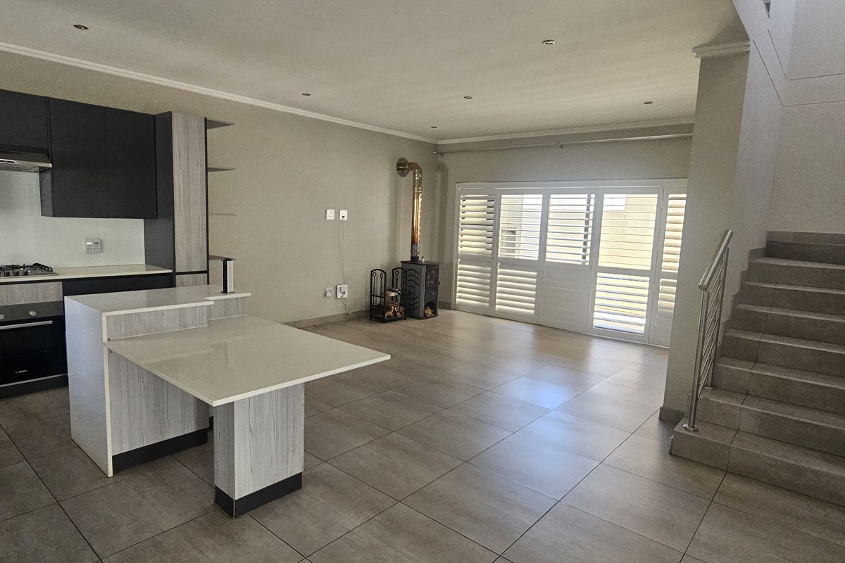 Modern 3-Bedroom Duplex in a Secure, Small Complex - Photo 3