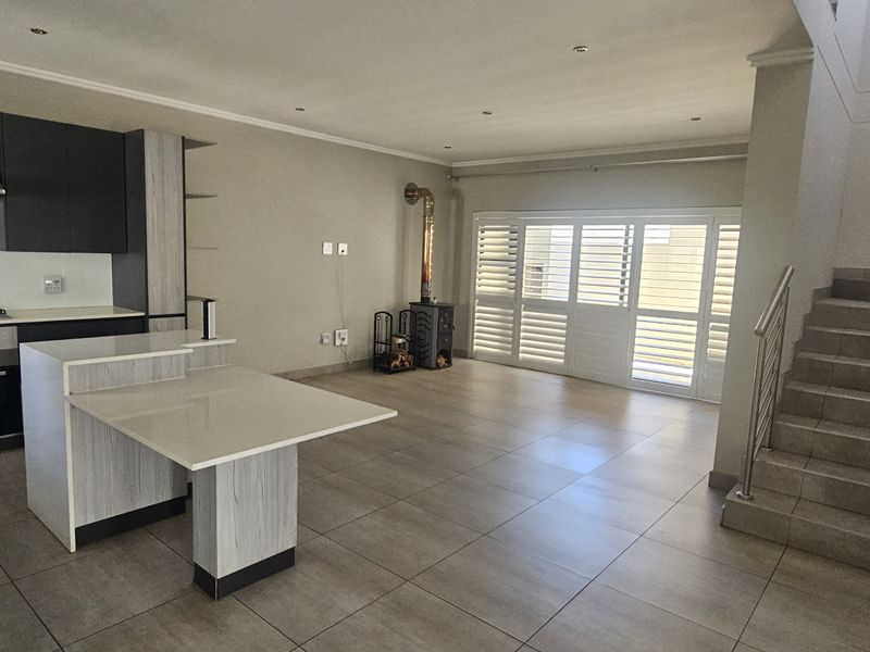 Modern 3-Bedroom Duplex in a Secure, Small Complex - Photo 3