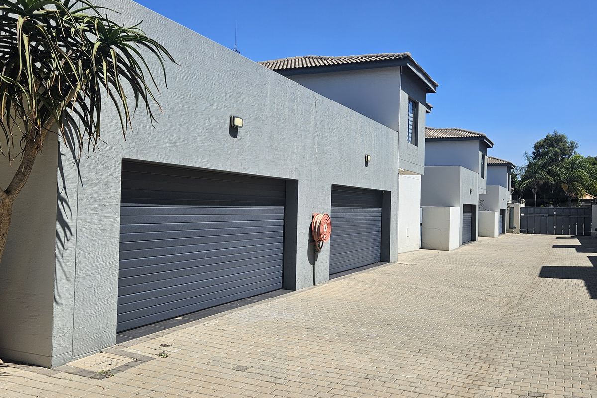 Modern 3-Bedroom Duplex in a Secure, Small Complex - Photo 2