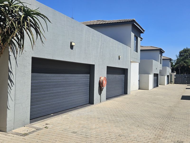 Modern 3-Bedroom Duplex in a Secure, Small Complex - Photo 2