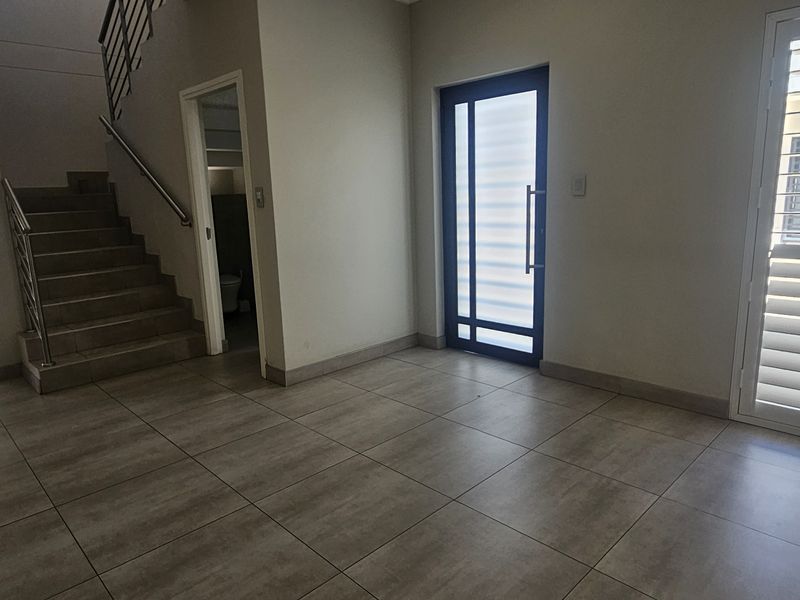 Modern 3-Bedroom Duplex in a Secure, Small Complex - Photo 5