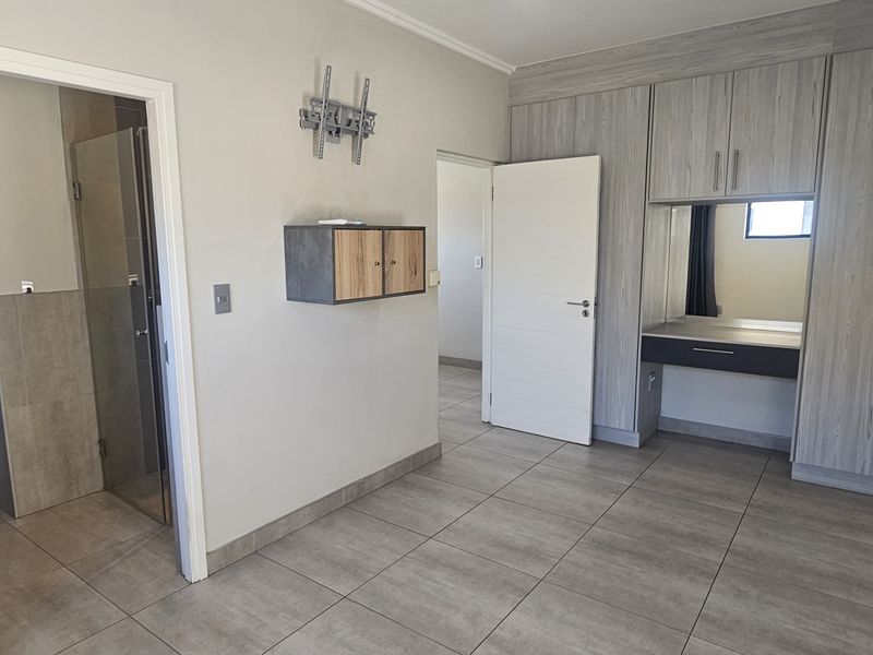 Modern 3-Bedroom Duplex in a Secure, Small Complex - Photo 10