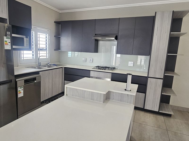 Modern 3-Bedroom Duplex in a Secure, Small Complex - Photo 9