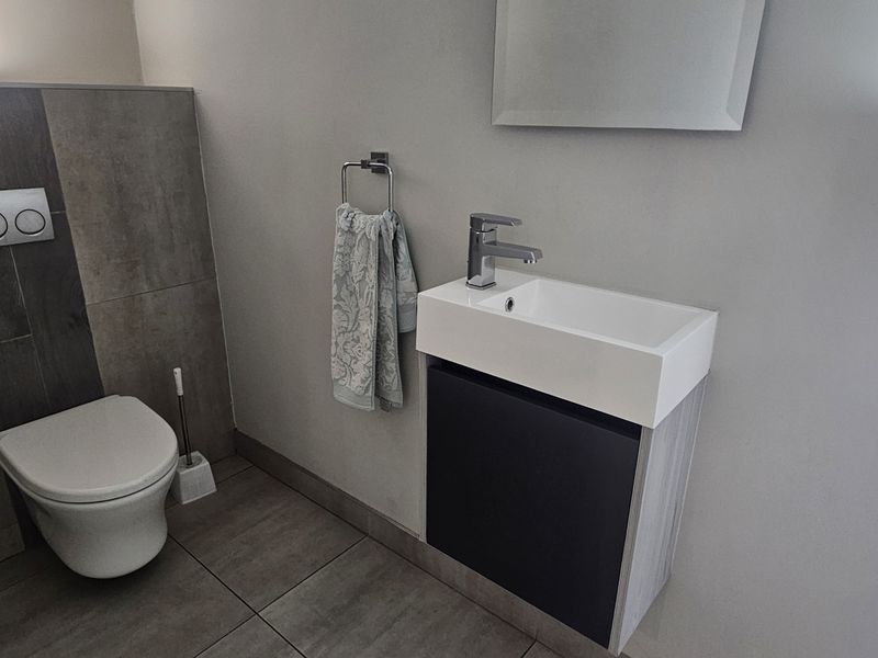 Modern 3-Bedroom Duplex in a Secure, Small Complex - Photo 8