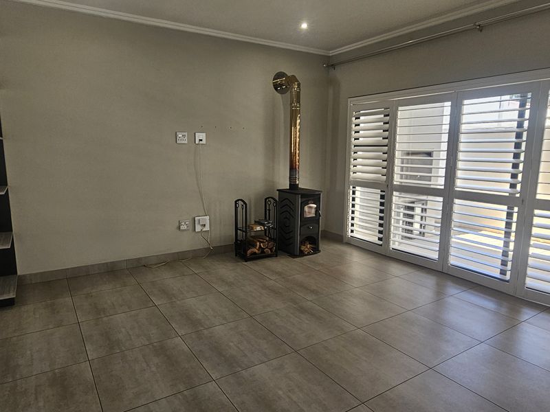 Modern 3-Bedroom Duplex in a Secure, Small Complex - Photo 6