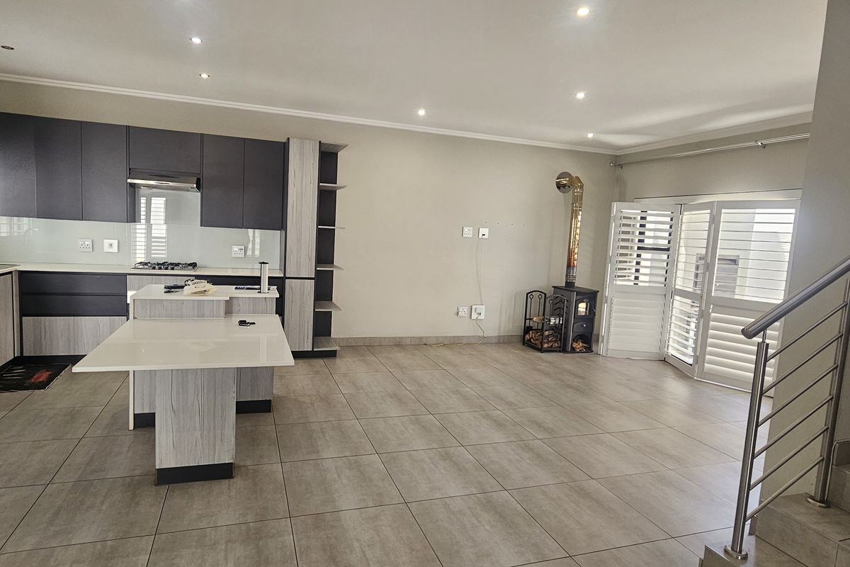 Modern 3-Bedroom Duplex in a Secure, Small Complex - Photo 4