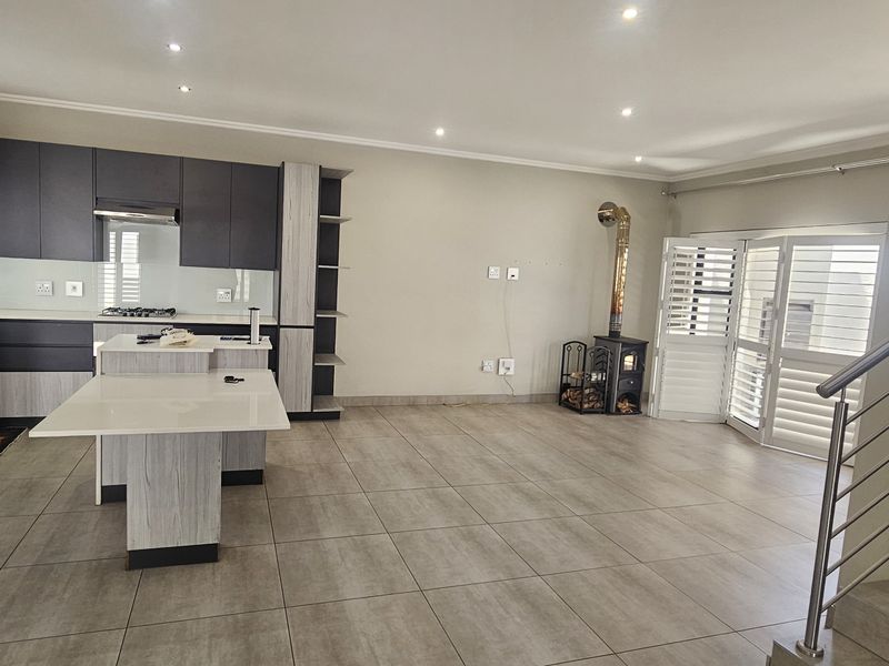 Modern 3-Bedroom Duplex in a Secure, Small Complex - Photo 4