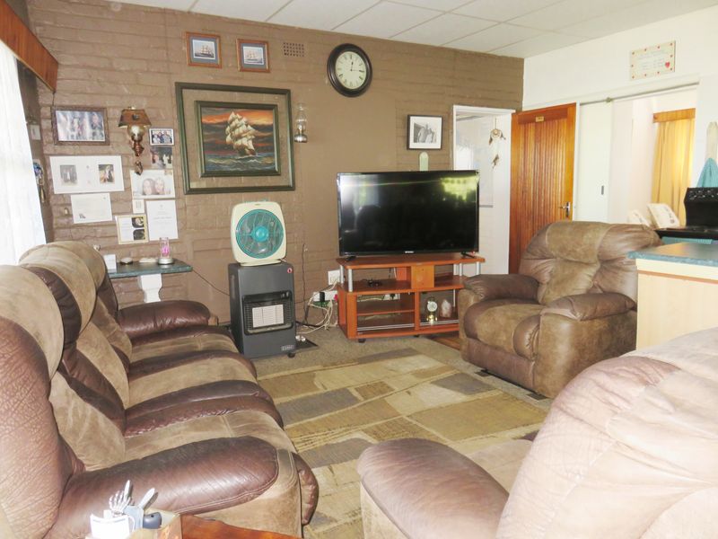 Waterfront Living, Launch your boat. Central home in Oranjeville, Vaal Dam - Photo 5