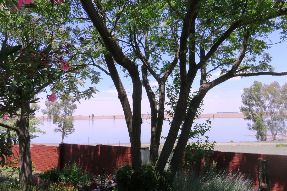 Waterfront Living, Launch your boat. Central home in Oranjeville, Vaal Dam - Photo 3