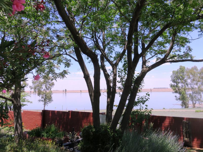 Waterfront Living, Launch your boat. Central home in Oranjeville, Vaal Dam - Photo 3