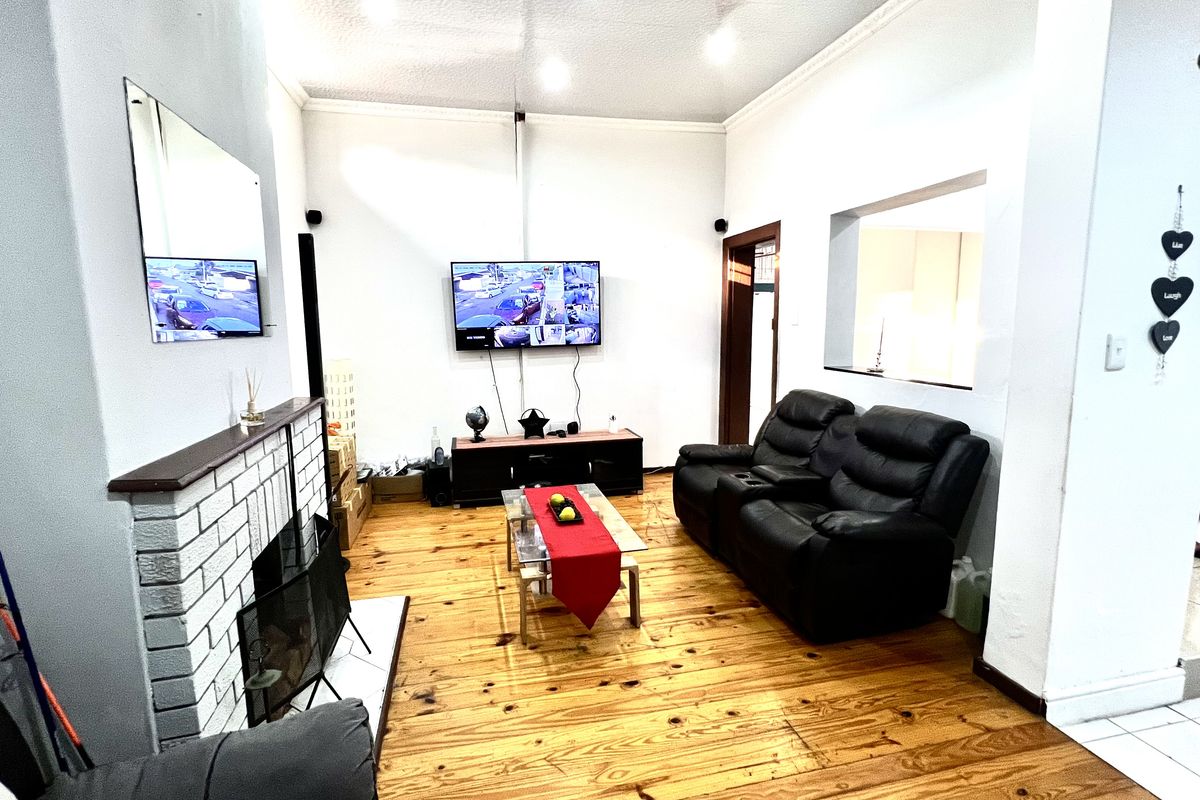 A Home with 2 Income-Generating Flatlets  Rugby, Milnerton - Photo 5