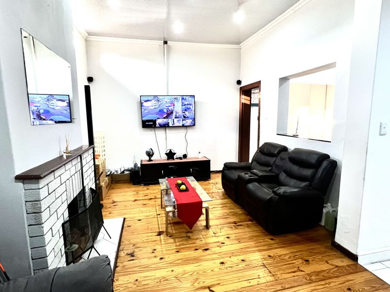 A Home with 2 Income-Generating Flatlets  Rugby, Milnerton - Photo 5